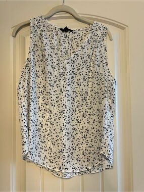 Banana Republic- PETITE- Sleeveless V-Neck White Floral Print Top